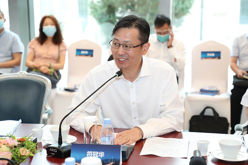 “老交通”智庫執(zhí)行副主任、蘇交科集團(tuán)董事長符冠華主持沙龍.jpg